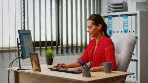 Mujer facturando electrónicamente